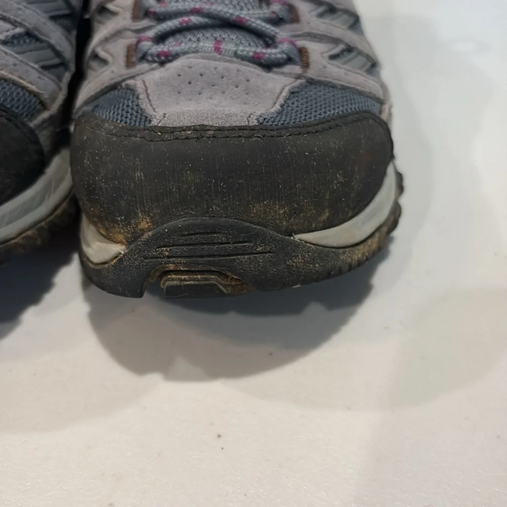 Columbia - Crestwood waterproof - Women's trail running / Hiking Shoes.  Size 9